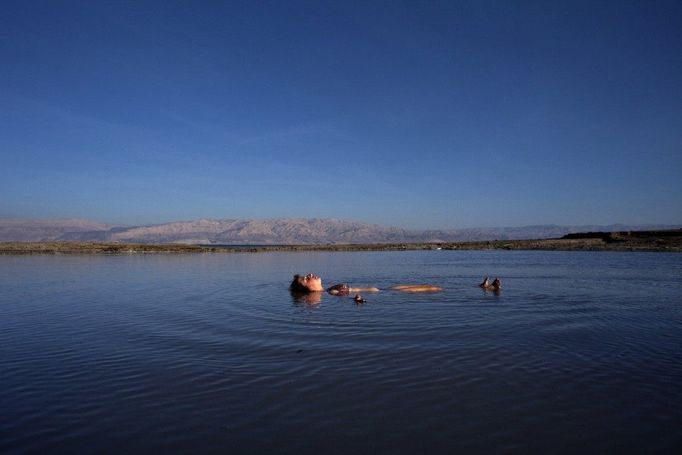 I takto vypadal listopad. Plavec v Mrtvém moři. Mrtvé moře je unikátní slané bezodtokové jezero, které se nachází na hranicích Jordánska a Izraele. Vzniklo asi před 3 000 000 lety na rozsedlině po velkém vrásnění zemské kůry. Mrtvé moře je nejníže položená vodní plocha na Zemi, leží 422 m pod úrovní hladiny moře. Rozloha Mrtvého moře je 1050 km2, jeho délka 75 km, šířka se pohybuje mezi 3 až 18 km. Hloubka dosahuje až 365 metrů.