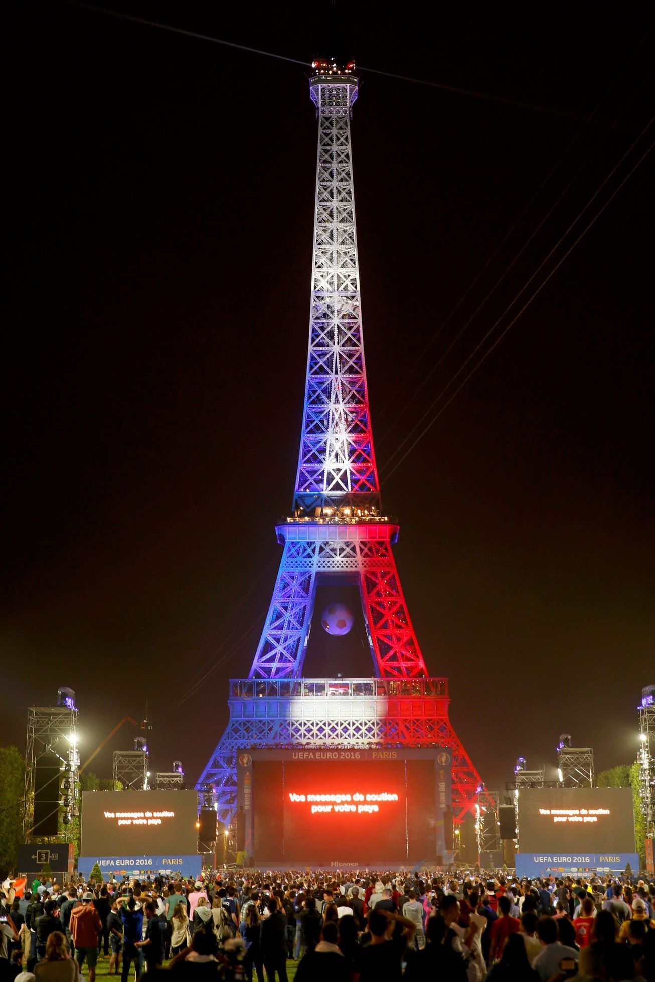 Euro 2016 - Eiffelova věž ve francouzských barvách
