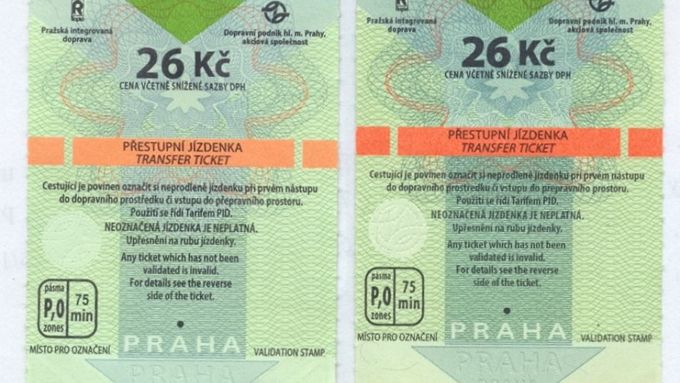 Vlevo je originál jízdenky, vpravo její padělek.