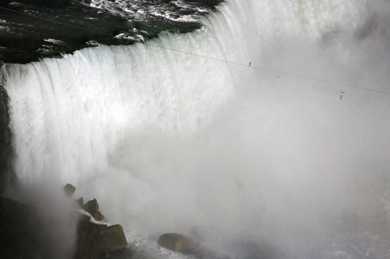 Kaskadér Wallenda přešel Niagarské vodopády