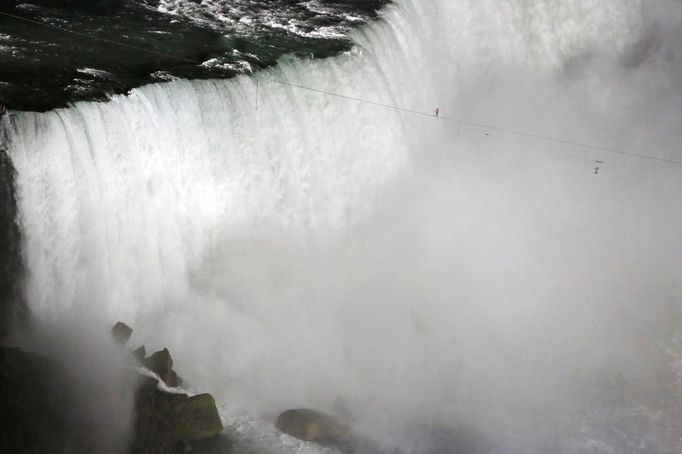 Kaskadér Nik Wallenda přešel po laně Niagarské vodopády.