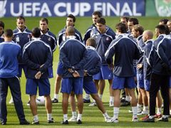 Kouč Espaňolu Ernesto Valverde hovoří k hráčům během tréninku na glasgowském stadioně Hampden Park.