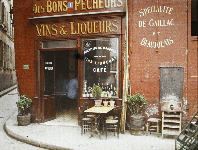 Obchod s vínem a alkoholem, ulice des Ursins na rohu ulice des Chantres, Paříž, rok 1914