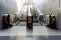 Na zastávce metra Hloubětín se porouchaly eskalátory, vstup do stanice je uzavřený
