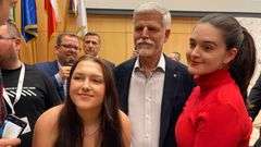Mnoho mladých lidí se snažilo ve čtvrtek fotek o společný snímek s novým prezidentem Petrem Pavlem.