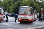 Po autobusech MHD v Praze někdo střílel. Není to poprvé
