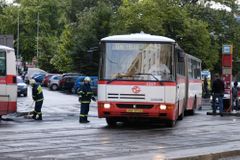 Po autobusech MHD v Praze někdo střílel. Není to poprvé