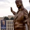 USA, Washington, Donald Trump, Jeffrey Epstein, socha, instalace, The Secret Handshake, odstranění,