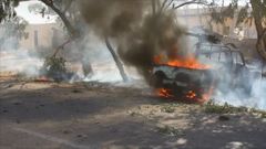 Hořící pick-up Islámského státu na předměstí Syrty.