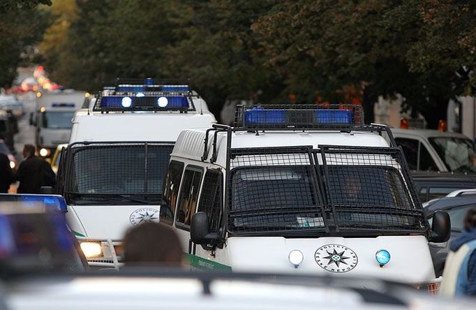 Dvě hodiny před utkáním Sparty Praha s Dinamem Záhřeb musely na Staroměstské náměstí přijet policejní posily.