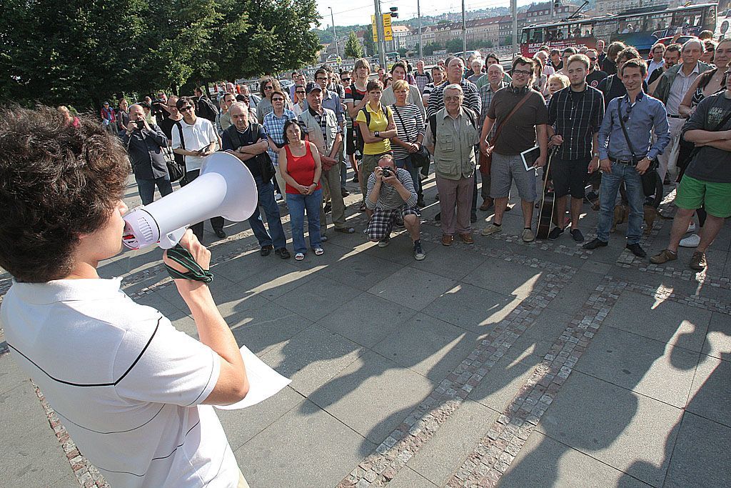 Demonstrace proti odvolání Jiřího Pospíšila