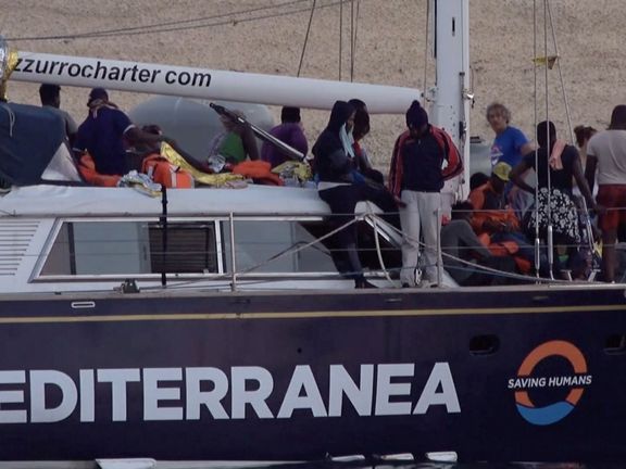 Běženci na lodi Alex, plavidle neziskové organizace Mediterranea Saving Humans.