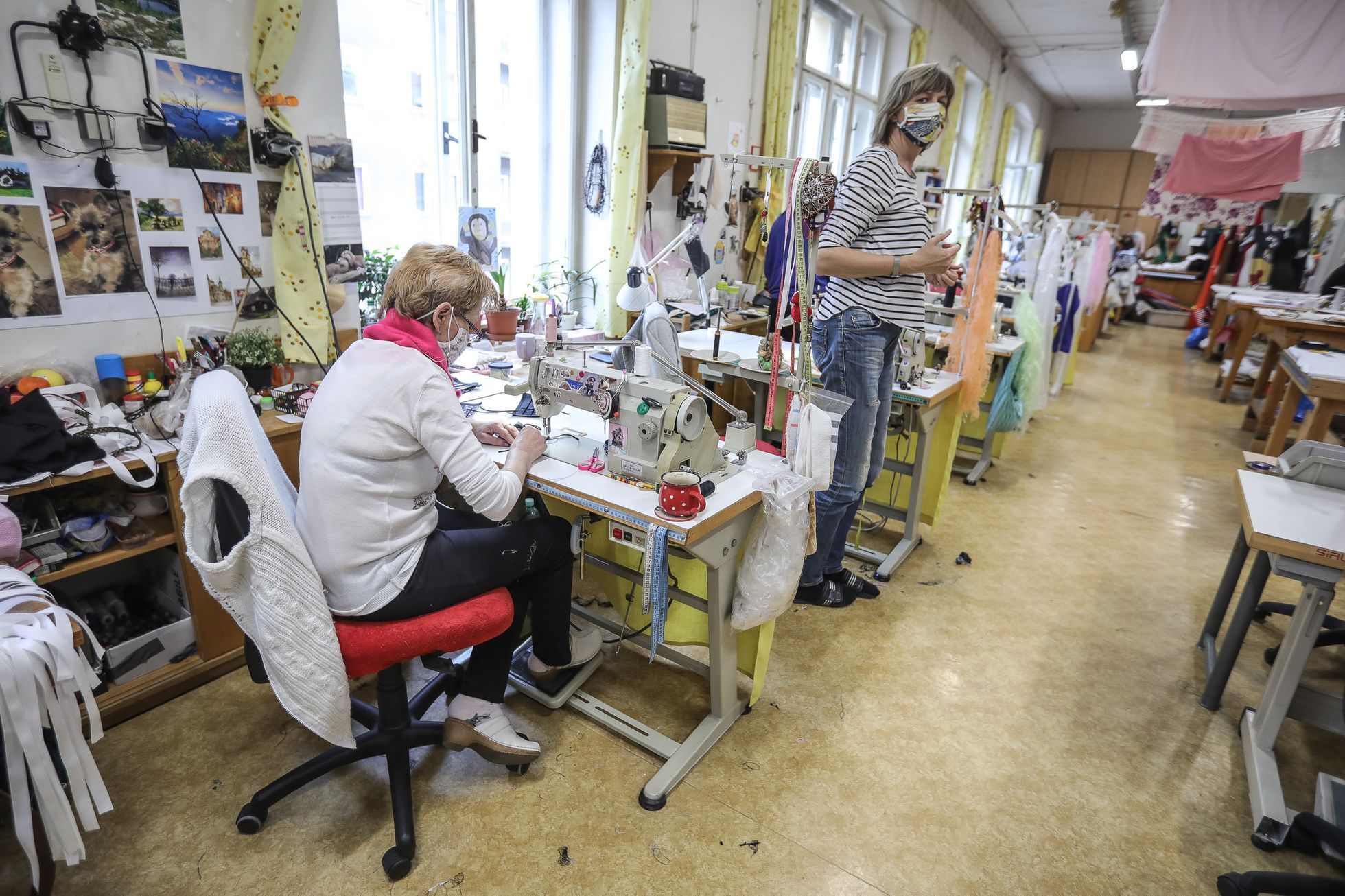 Šití a sběr roušek - Český červený kříž, Národní divadlo, Divadlo v Dlouhé, dobrovolníci, krejčové, koronavirus, covid-19
