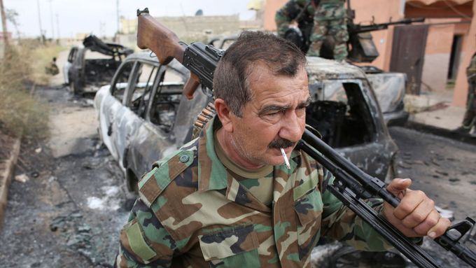 Kurdové postupují proti Islámskému státu v Sýrii i Iráku.