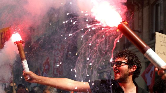 "Zablokovat všechno." Macron čelí největším protestům od dob "žlutých vest"