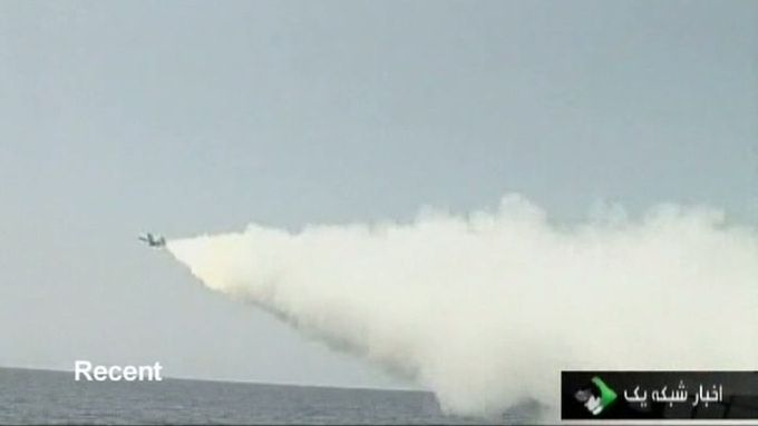 Íránské Revoluční gardy mají k dispozici rychlé čluny vyzbrojené raketami a torpédy.