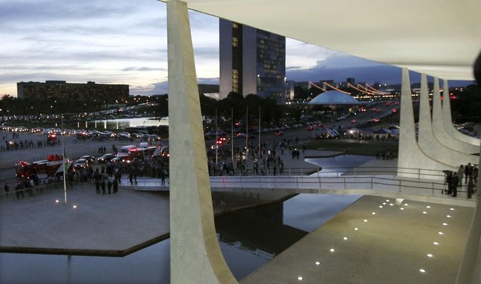 The coffin of architect Oscar Niemeyer leaves the Planalto Palace on a vehicle, in Brasilia December 6, 2012. Niemeyer, a towering patriarch of modern architecture who shaped the look of modern Brazil and whose inventive, curved designs left their mark on cities worldwide, died late on Wednesday. He was 104. Niemeyer had been battling kidney and stomach ailments in a Rio de Janeiro hospital since early November. His death was the result of a lung infection developed this week, the hospital said, little more than a week before he would have turned 105. REUTERS/Paulo Whitaker (BRAZIL - Tags: SOCIETY OBITUARY) Published: Pro. 6, 2012, 10:50 odp.