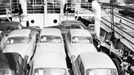 Loď Pionýr Československé námořní plavby s nákladem osobních automobilů a traktorů mířícím do Helsinek. Rok 1963