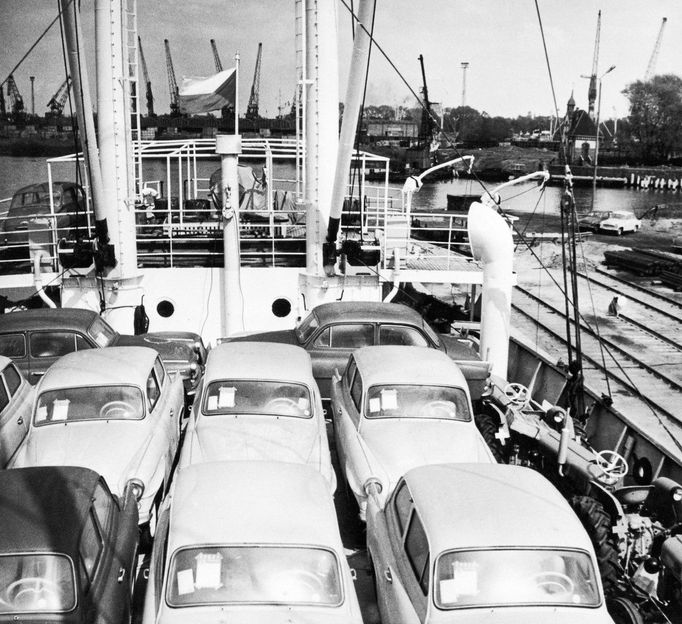 Loď Pionýr Československé námořní plavby s nákladem osobních automobilů a traktorů mířícím do Helsinek. Rok 1963