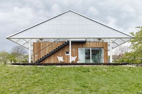 Dům v Podkrkonoší má skleník na střeše. Stavba šetří teplo i místo na zahradě