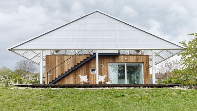 Dům v Podkrkonoší má skleník na střeše. Stavba šetří teplo i místo na zahradě