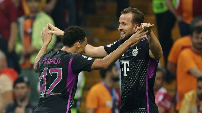 Jamal Musiala a Harry Kane slaví gól Bayernu v Lize mistrů proti Galatasarayi.