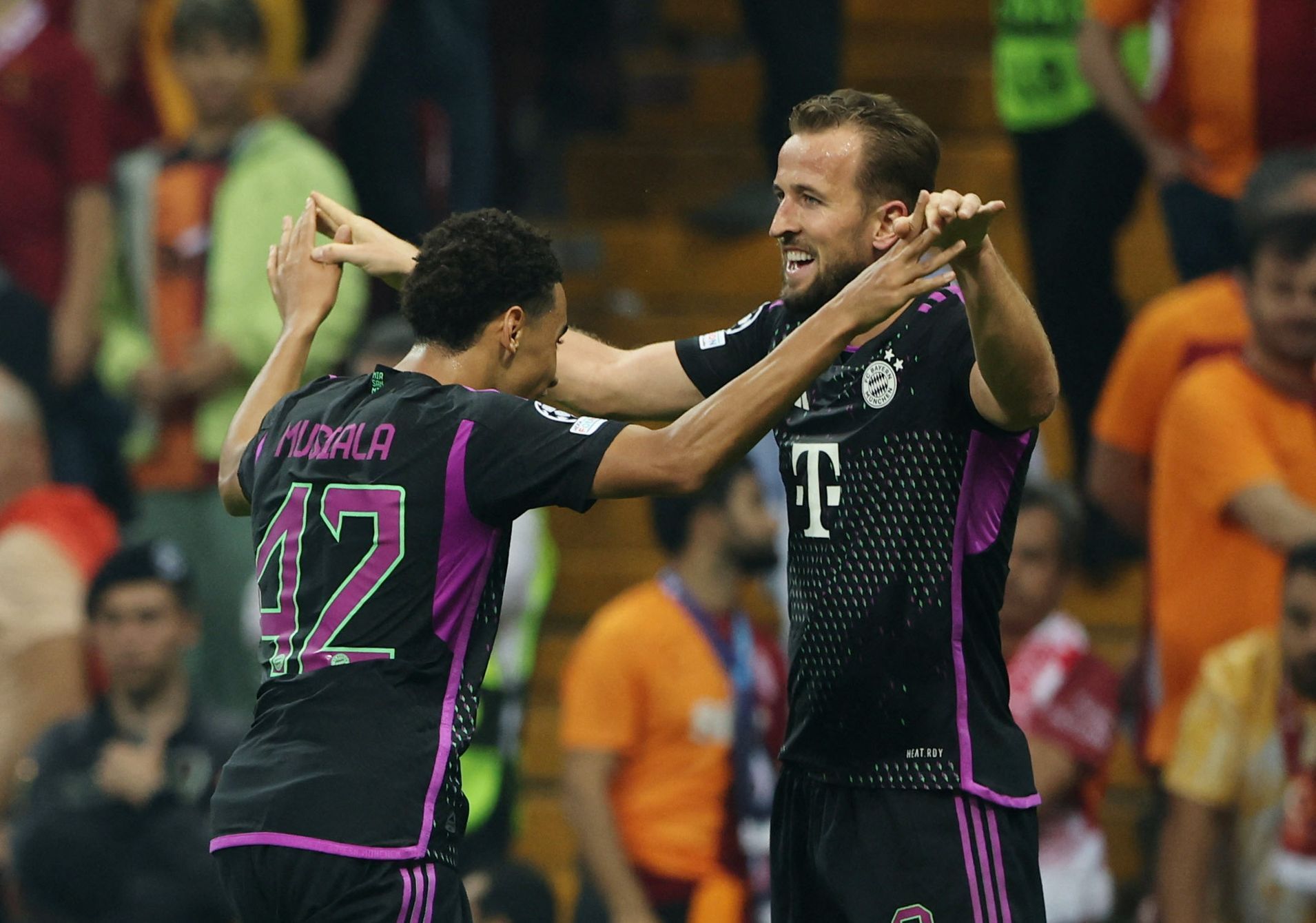Jamal Musila a Harry Kane slaví gól Bayernu v Lize mistrů proti Galatasarayi