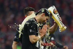 Bayern porazil doma Dortmund a slaví titul, Schick se trefil pohotovou patičkou