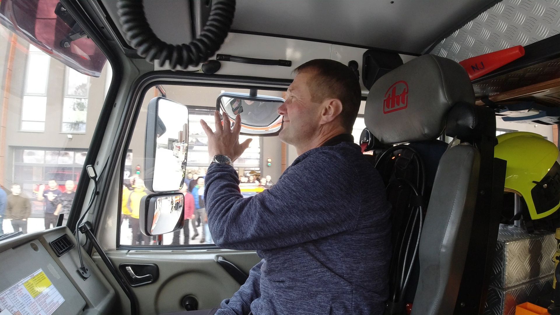 Hasič Vlastimil Kremel z Novojičínska zasahoval během dvaceti let téměř u dvou tisíc výjezdů. Snímky ho zachycují při práci. Nyní je vážně nemocný a přátelé pro něj uspořádali sbírku, aby mu pomohli.