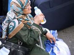 Libanonka se švédským občanstvím čeká - sedíc na kufrech - na svůj let do bezpečí.