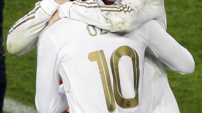 Cristiano Ronaldo (vpravo) a Mesut Özil se radují z vítězného gólu