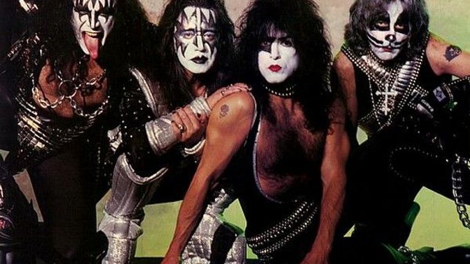 Gene Simmons (vlevo) v dobách největší slávy Kiss.