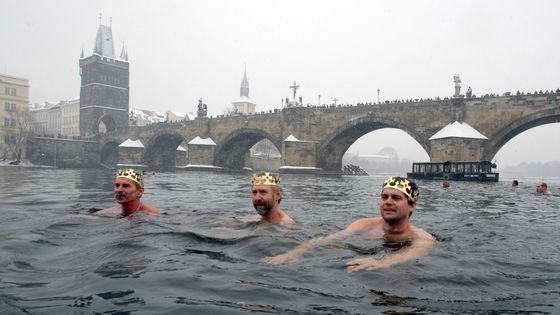 Foto: Otužilci ve Vltavě na Tři krále. Počasí je ideální. Pod nulou, bezvětří. A sněží