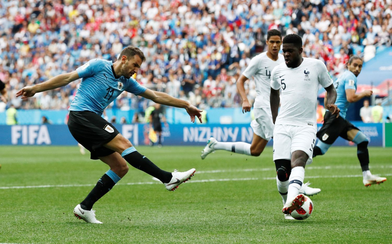 Christian Stuani a Samuel Umtiti v zápase Uruguay -- Francie na MS 2018