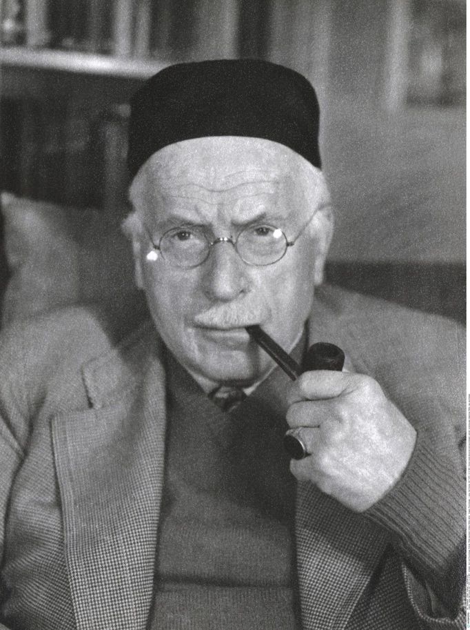 Carl Gustav Jung a jeho nepostradatelná dýmka.