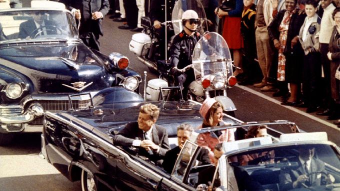 Prezident JFK s manželkou v Dallasu krátce před tím, než Lee Harvey Oswald vystřelil.
