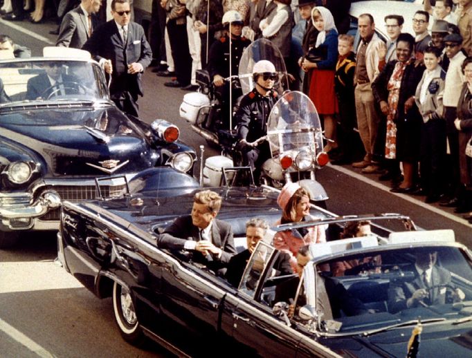 Prezident JFK s manželkou v Dallasu krátce před tím, než Lee Harvey Oswald vystřelil.