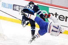 Drtivý hit na závěr duelu ve Winnipegu, střelce Canadiens museli odvézt na nosítkách