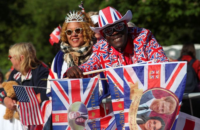 Fanoušci britské královské rodiny už čekají u hradu Windsor.