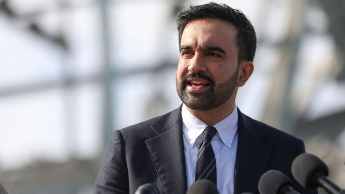 Největší americké město New York si ve středu zvolilo nového starostu - 44letého Zohrana Mamdaniho, který se otevřeně hlásí k demokratickému socialismu.