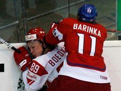 Dánský hokejista Mikkel Bodker bojuje u mantinelu obráncem Barinkou.