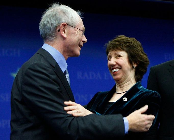 Herman Van Rompuy a Catherine Ashtonová si navzájem gratulují, stali se dvěma ze tří nejdůležitějších lidí ve strukturách EU.