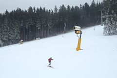 Na českých horách už se spouští sněhová děla. Vlekaři přípravy neodkládají
