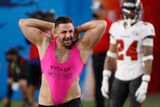 Ani letos se finále NFL neobešlo bez problémů. Na hřiště vtrhl výtržník ve výrazném růžovém trikotu.