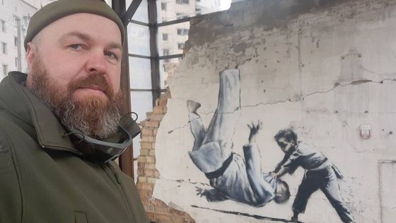Vladislav Tovtin před kresbou Banksyho v osvobozené Boroďjance.