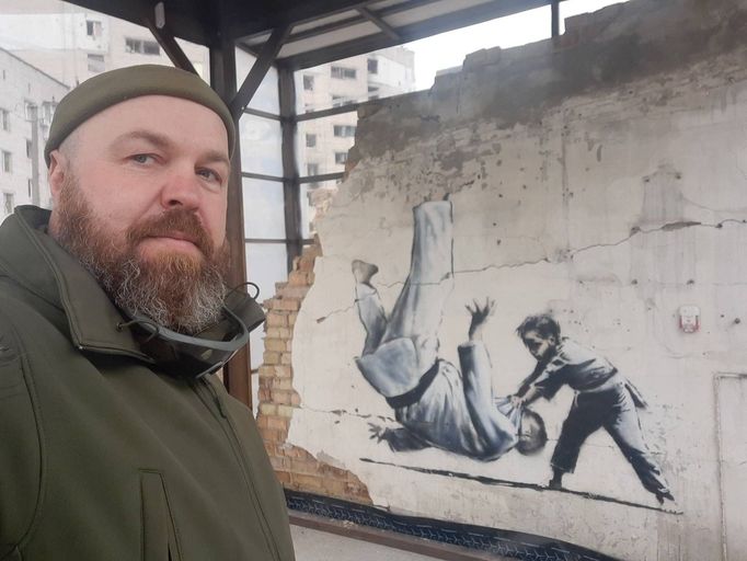 Vladislav Tovtin před kresbou Banksyho v osvobozené Boroďjance.
