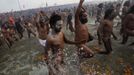 Naga sadhus, or Hindu holymen, attend the first 'Shahi Snan' (grand bath) at the ongoing "Kumbh Mela", or Pitcher Festival, in the northern Indian city of Allahabad January 14, 2013. During the festival, Hindus take part in a religious gathering on the banks of the river Ganges. "Kumbh Mela" will return again to Allahabad in 12 years. REUTERS/Ahmad Masood (INDIA - Tags: RELIGION SOCIETY) TEMPLATE OUT Published: Led. 14, 2013, 7:26 dop.