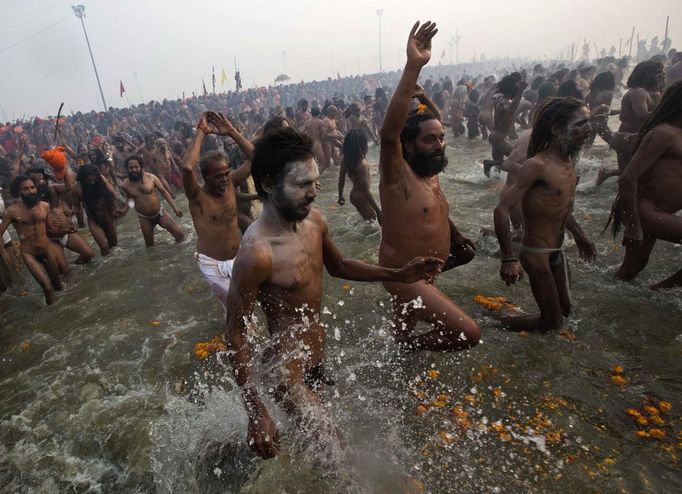 Naga sadhus, or Hindu holymen, attend the first 'Shahi Snan' (grand bath) at the ongoing "Kumbh Mela", or Pitcher Festival, in the northern Indian city of Allahabad January 14, 2013. During the festival, Hindus take part in a religious gathering on the banks of the river Ganges. "Kumbh Mela" will return again to Allahabad in 12 years. REUTERS/Ahmad Masood (INDIA - Tags: RELIGION SOCIETY) TEMPLATE OUT Published: Led. 14, 2013, 7:26 dop.