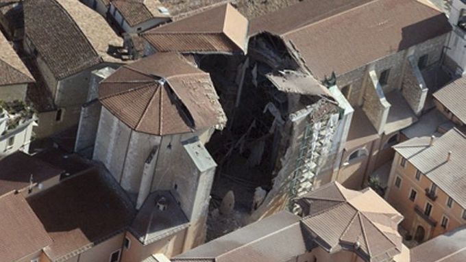 Jeden ze zničených kostelů v L´Aquile.