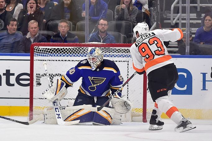 Jakub Voráček střílí vítězný gól Flyers proti Blues.